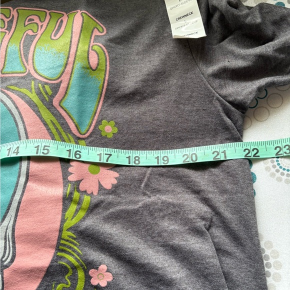 NWT-Grateful Dead Graphic T-Shirt - Gray
Classic graphic logo, stunning colors - Picture 9 of 10